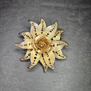 Vintage Gold Tone Delicate Filigree Textured Petal Rose Floral Brooch Lapel Pin